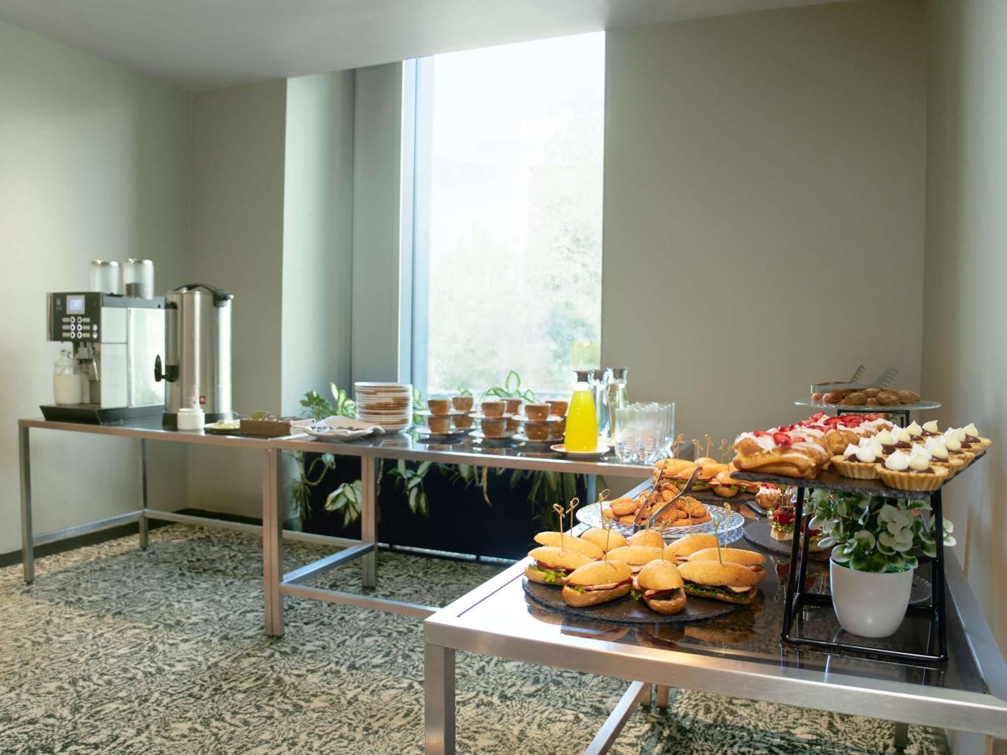 Novotel Living Almaty Jetisu Esterno foto