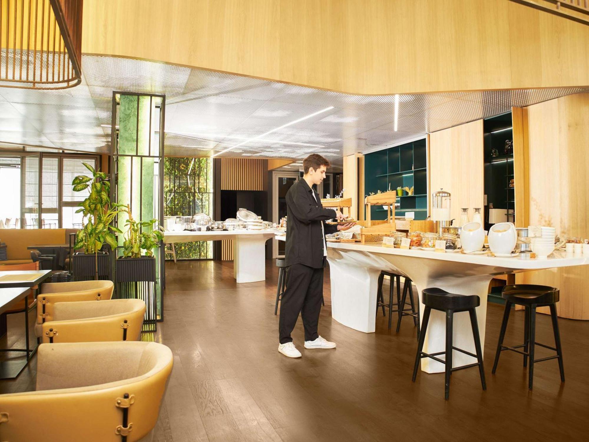 Novotel Living Almaty Jetisu Esterno foto