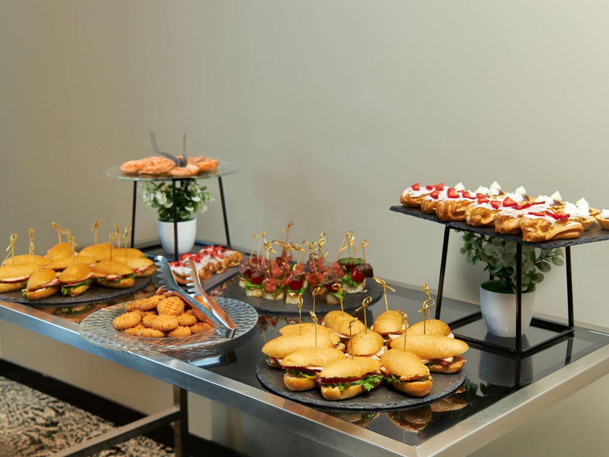 Novotel Living Almaty Jetisu Esterno foto